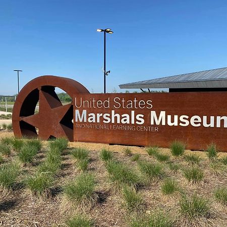 Old Fort Loft King & Queen Suites Nearest Accomodation To Marshals Museum Power Your Ev For Free! Fort Smith Kültér fotó