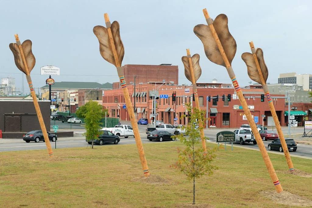 Old Fort Loft King & Queen Suites Nearest Accomodation To Marshals Museum Power Your Ev For Free! Fort Smith Kültér fotó