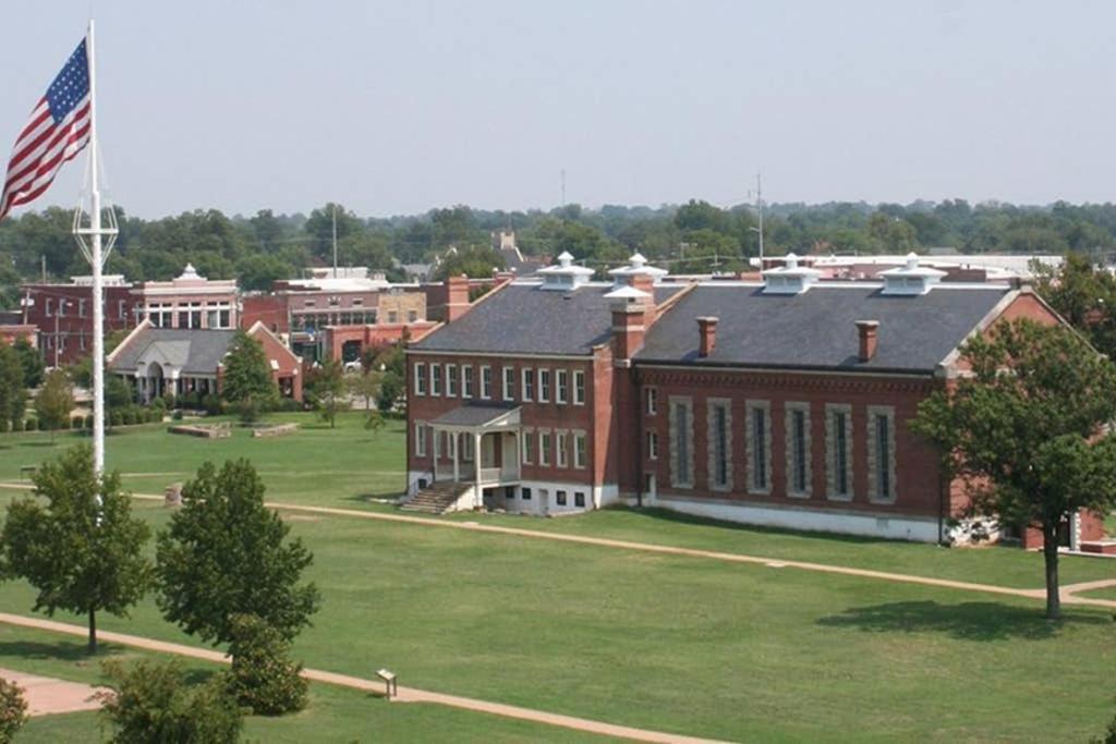 Old Fort Loft King & Queen Suites Nearest Accomodation To Marshals Museum Power Your Ev For Free! Fort Smith Kültér fotó